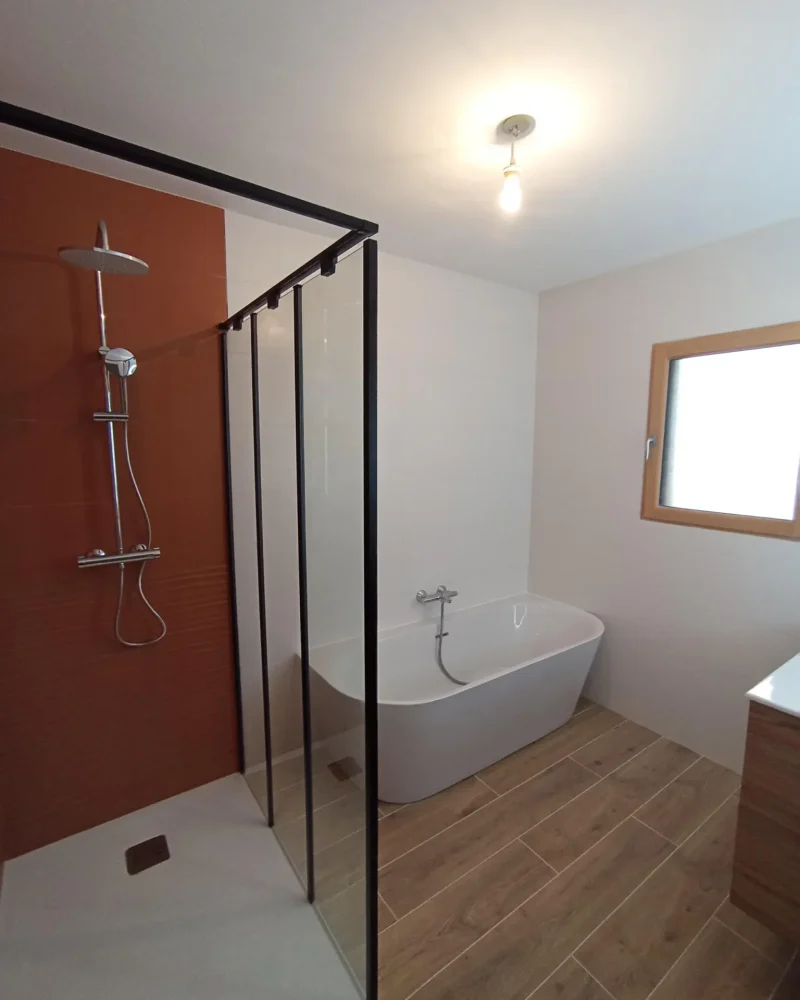 Réalisation d'une salle de bains par COQUELLE ROMAIN à Nesmy