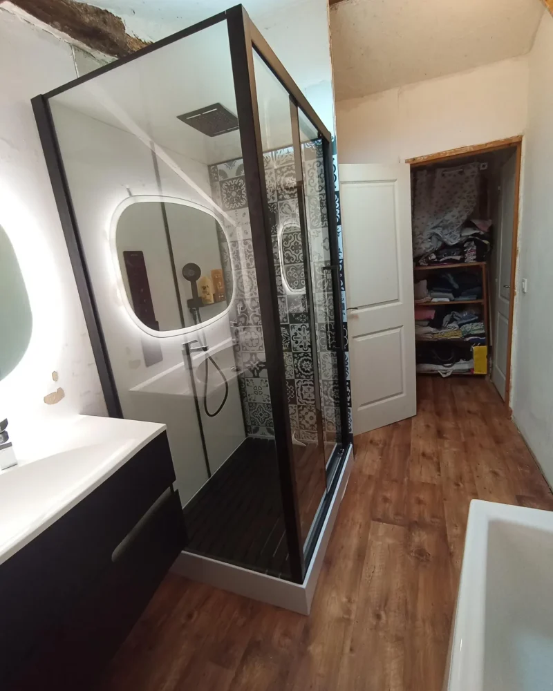 Réalisation d'une salle de bains par COQUELLE ROMAIN à Nesmy